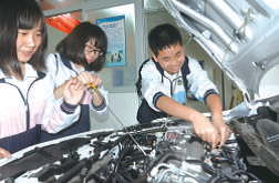 凤城中学参加汽车检测教学的学生动手设置故障。/通讯员杨戈摄