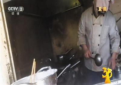 “饿了么”订餐平台店铺后厨场景。央视3·15晚会截屏