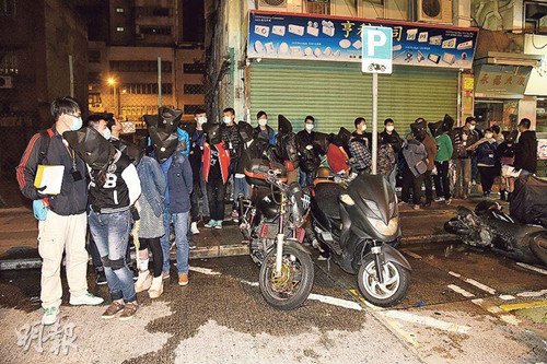 警方在旺角新填地街目标单位破获毒品饭堂，拘捕21名男女。(图自香港《明报》)
