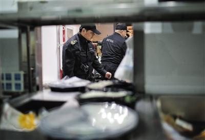 昨晚，北京食药监局查封了“饿了么”位于通州的无证食品加工点。 新京报记者 彭子洋 摄