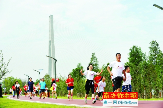 武汉马拉松赛道有江有湖。C&nbsp;FP供图