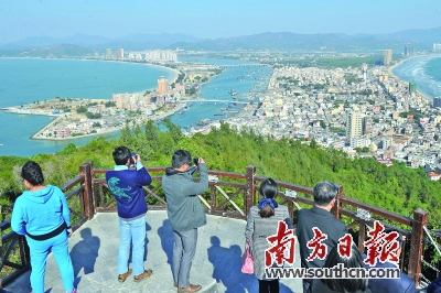 惠东旅游资源丰富，将打造宜居宜业宜游惠东。图为游客在双月湾游玩。梁维春 摄