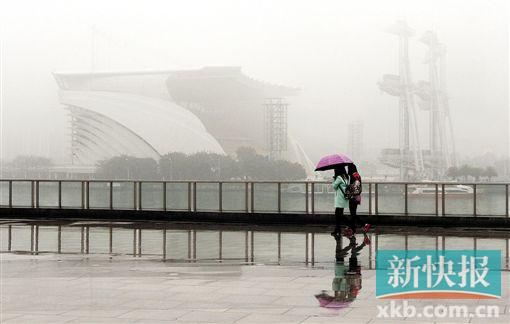 广州大雾笼罩回南天又来 阴雨天气将持续至下