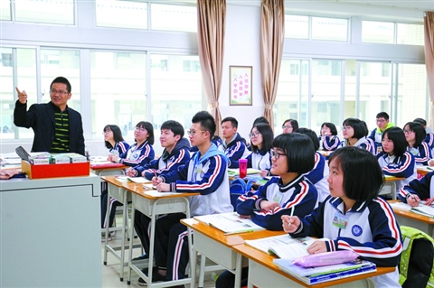 高明实验中学高一（8）班学生正在上政治课。/佛山日报记者黎汉沿摄