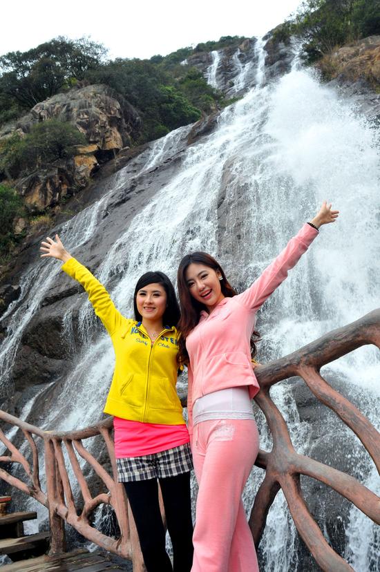 增城白水寨:穿“花”装当俏“芭比” 沐瀑叹山水SPA