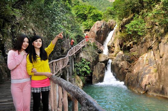 增城白水寨:穿“花”装当俏“芭比” 沐瀑叹山水SPA