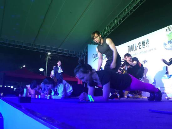 平板支撑挑战赛吸引了不少人参加，其中不乏女将。（摄影/洁仪）