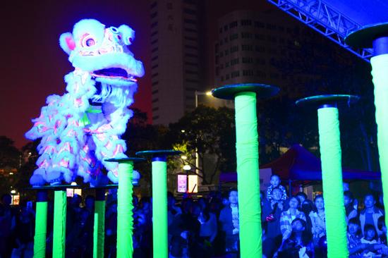 荧光南狮走梅花桩。（图/佛山供电局供图）