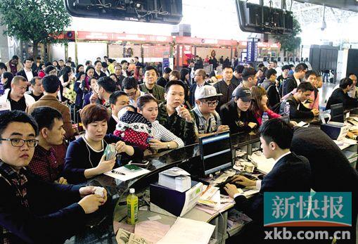 ■3月21日，由于雨雾天气，广州白云机场大量航班延误及取消，很多旅客滞留等待安排。