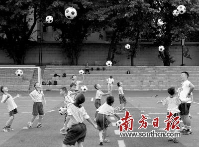 广东推出的两套足球教材强调轻松、愉快的课堂氛围，同时保证适量的训练强度。南方日报记者 王辉 摄