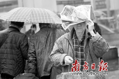 深圳火车站广场上，暴雨让许多市民措手不及。南方日报记者 朱洪波摄