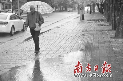 阴雨连绵给市民出行带来不便。南方日报记者 王昌辉 摄
