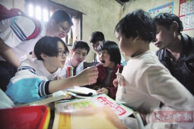 ■南海中学及分校学生带着文具到东山村小学孩子家中。
    刘贝娜/摄