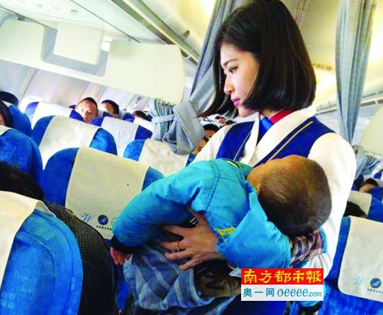 紧急求医的小浩宇“光着屁股上了飞机”，航班乘务长林颖婷拿来一条飞机毯裹着孩子，并号召大家为小浩宇募捐。中国民航网图片