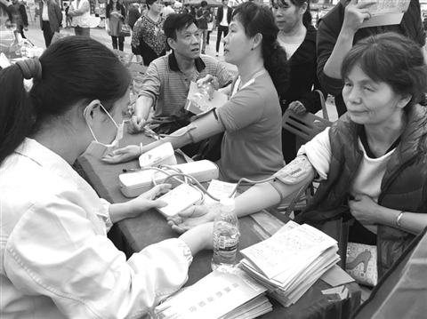 世界结核病日，不少市民在东方广场的义诊活动现场咨询检查。