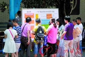 小升初政策历来备受关注。图为去年某校面谈现场。（资料图片）记者骆昌威 摄