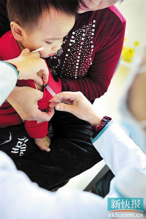 ■昨日，广州市一家社区医院接种室，小朋友正在打疫苗。CFP图