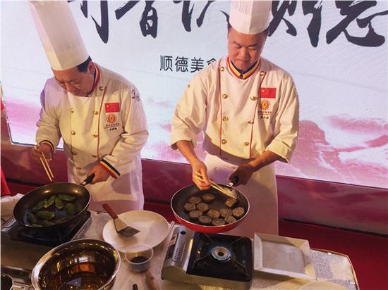 中国烹饪大师、顺德名厨罗福南现场烹制了“一鱼三味”菜式