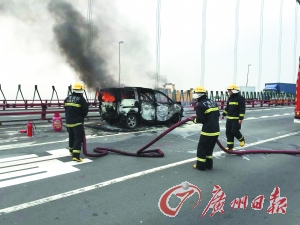 虎门大桥上，一辆小车在追尾事故中起火。