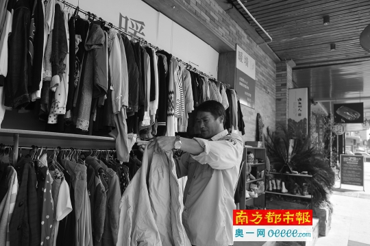 工作人员在位于东莞南城区石竹路的“暖墙”前整理衣物。
