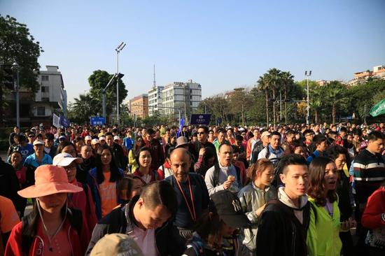 中外友人，齐齐参与