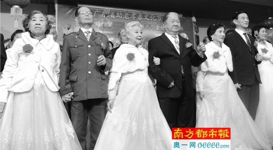 参加集体婚礼的老年伉俪手持玫瑰，宣读爱情宣言。通讯员 杨大勇 摄