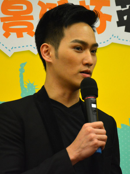 学霸男神黄恺杰广州担任英语演讲赛评委