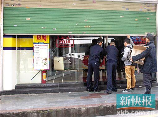 ■民警将嫌疑人从店内带走，并将店铺封门。