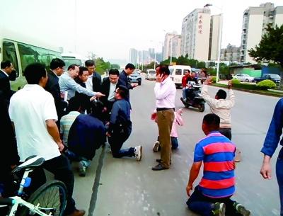 珠海市香洲区南屏镇十二村多名村民下跪向李嘉反映诉求，左图画圈处为原珠海市委书记李嘉(视频截图)