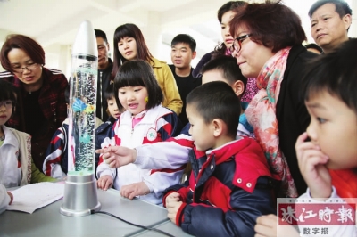 ■学生和家长对展览的作品很好奇。
珠江时报记者/刘贝娜摄
