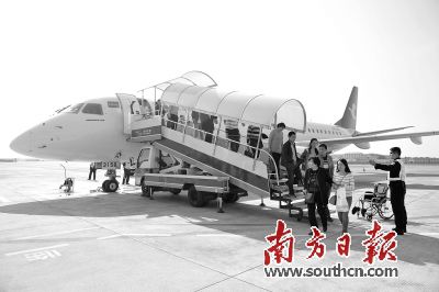 海口航线首批旅客抵达惠州。梁维春 摄