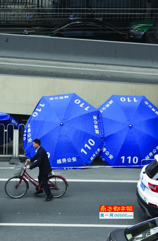 警方用大雨伞挡住死者遗体。南都记者 黎湛均 摄