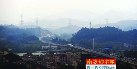 昨日下午,莞惠城轨东莞市常平东站附近,一列试运营的列车从山间缓缓驶向常平东站。南都记者 梁清 摄
