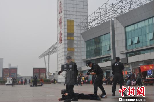 3月31日，广东惠州铁路警方联合惠州市公安局和武警支队在惠州市火车站联合开展了一场暴恐袭击应急反恐演练。 张中铃 摄 　　
