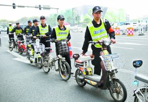 前天，海珠区广州大道南附近，执法人员对违规“五类车”进行没收查处。记者邵权达 摄