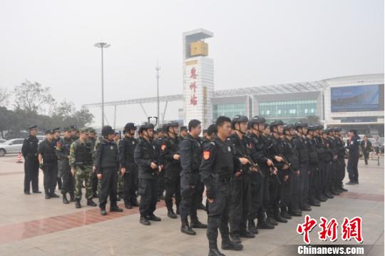 3月31日，广东惠州铁路警方联合惠州市公安局和武警支队在惠州市火车站联合开展了一场暴恐袭击应急反恐演练。 张中铃 摄 　