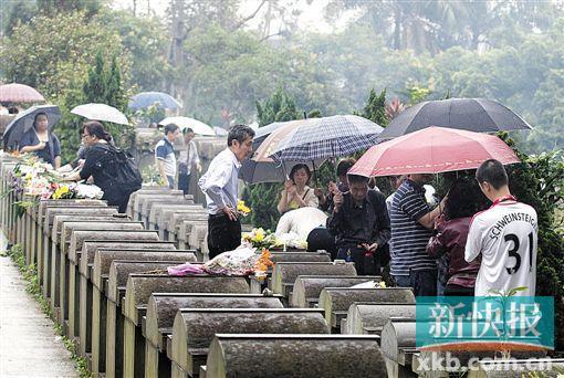 4月4日,不少市民冒着小雨前去银河园拜祭先人