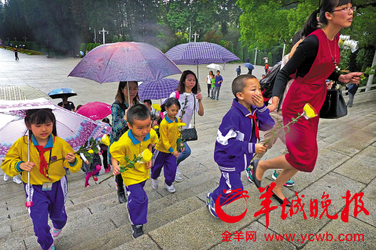 昨日上午，许多市民冒雨到广州起义烈士陵园祭奠英烈 　　羊城晚报记者 郑迅 摄