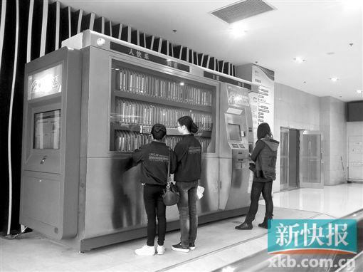 白云万达广场自助图书馆,有市民在看书借书。 ▲