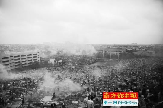 正清日，中山小榄镇教育路坟场，大量市民集中来到这里拜祭先人，燃烧的鞭炮腾起团团烟雾。南都记者 吴进 摄