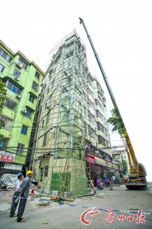 　　昨天下午，违建电梯正在拆除中。该建筑楼高7层，1~6楼已出租，7层是业主自住，一楼铁门直通电梯门，电梯只停1楼和7楼。　　广州日报记者　　苏俊杰摄
