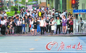 横穿马路走人行道是对自己负责的一种表现。 广州日报记者莫伟浓摄