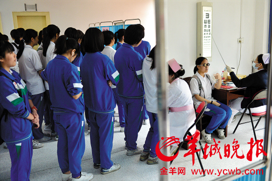 昨日，广州市高考体检在广州市第一人民医院举行 羊城晚报记者 汤铭明 摄