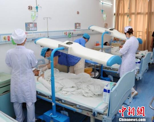 图为广东惠州一农贸市场发生煤气爆炸伤9人正在医院治疗。 康孝娟 摄