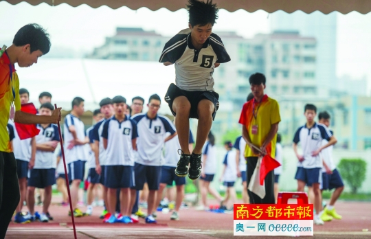 4月7日，广州市第一中学考点，考生进行三级蛙跳考试。南都记者 冯宙锋 摄