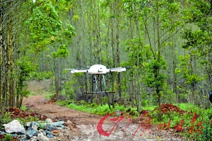 无人机在山林中搜索。
