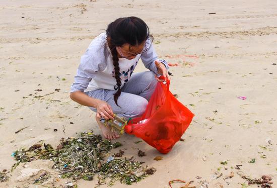 在黄金海岸沙滩上，网友们分成几组捡拾垃圾，捡到了许多废弃打火机、塑料纸、饮料瓶等，受到游客赞扬。