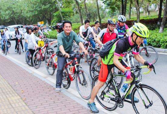 50名来自深圳、惠州等地的网友来到大亚湾，从澳头滨海公园出发，骑行到乌头山绿道，行程20公里