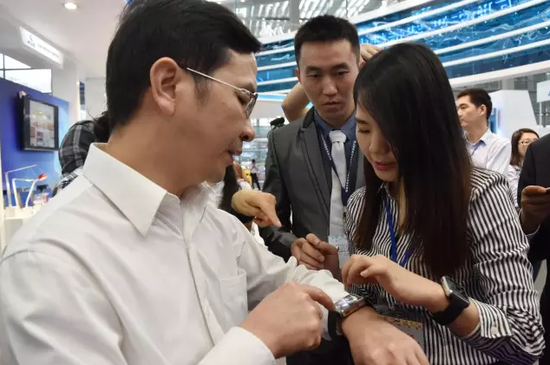 佛山市副市长黄喜忠正在佩戴由佛山参展企业自主研发的智能手表