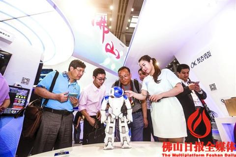 昨日，第四届中国电子信息博览会在深圳会展中心开幕，来自佛山的企业科大讯飞的机器人备受关注。/佛山日报记者王伟楠摄